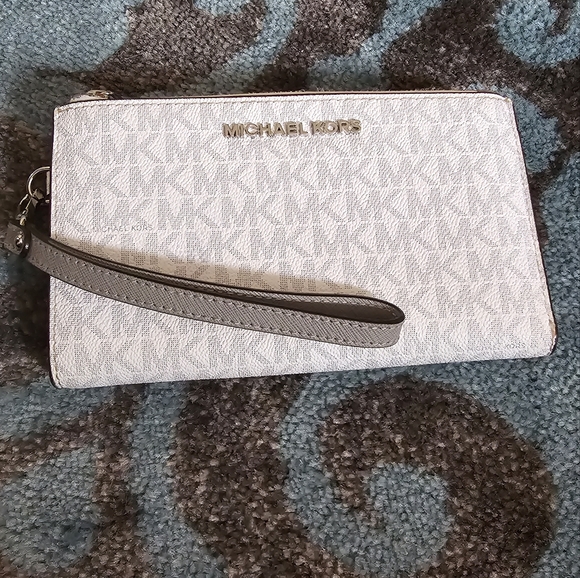 Michael Kors Jet Set Wristlet! - Picture 5 of 16